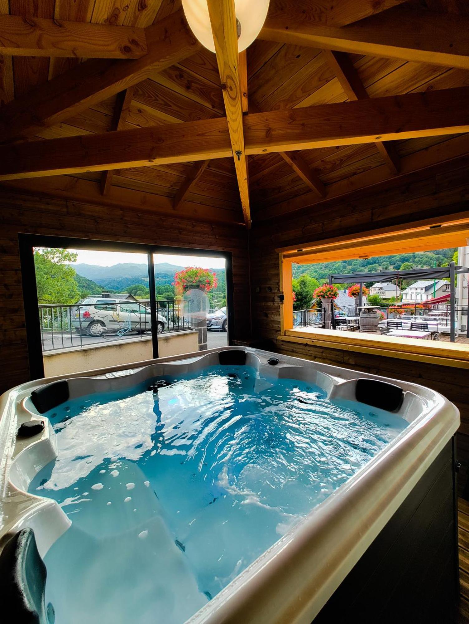 Hotel Logis Le Beau Site à Chambon-sur-Lac Extérieur photo