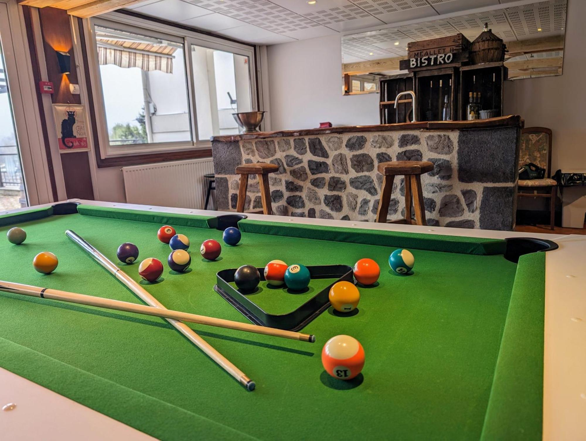 Hotel Logis Le Beau Site à Chambon-sur-Lac Extérieur photo