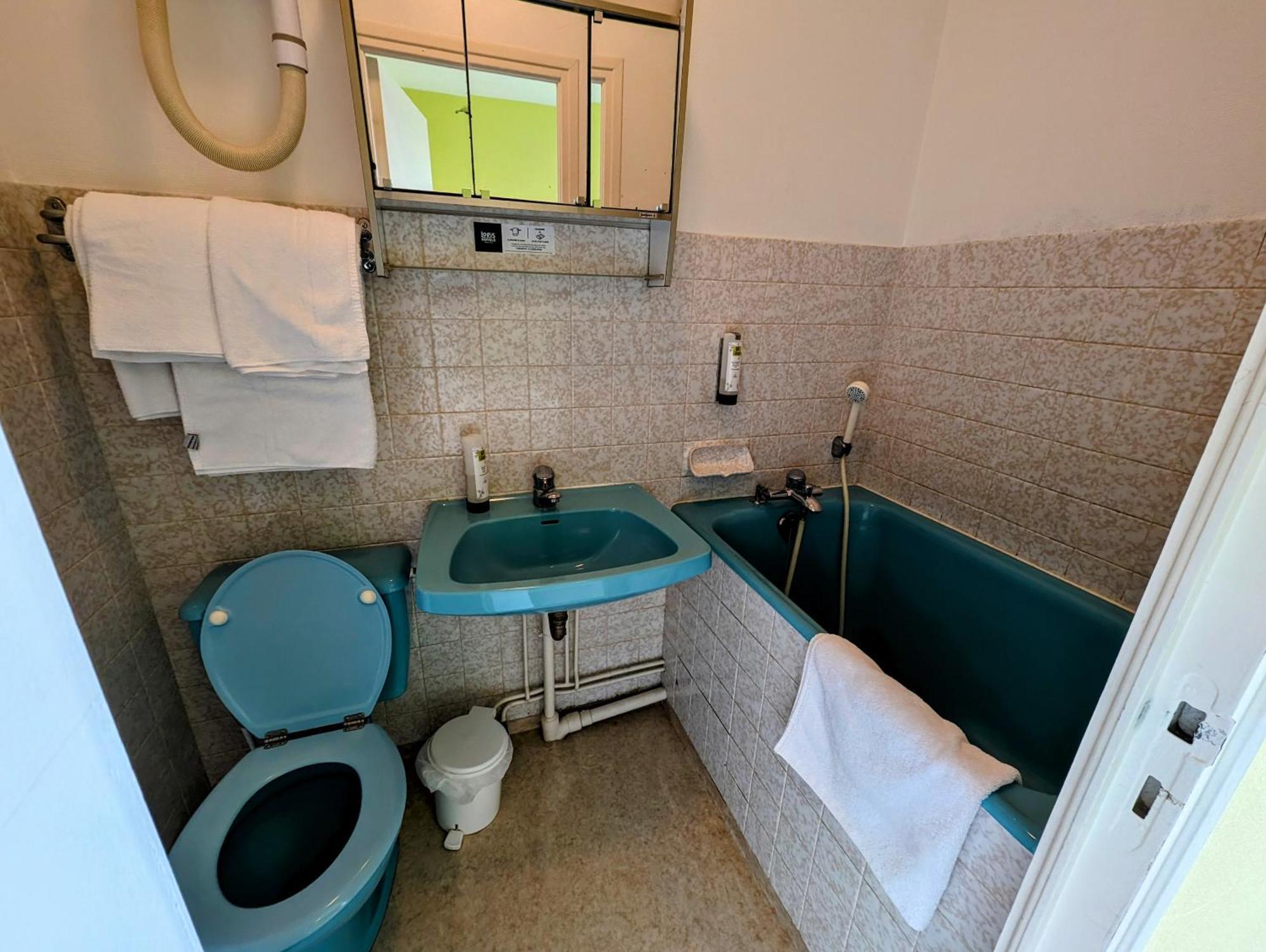 Hotel Logis Le Beau Site à Chambon-sur-Lac Extérieur photo