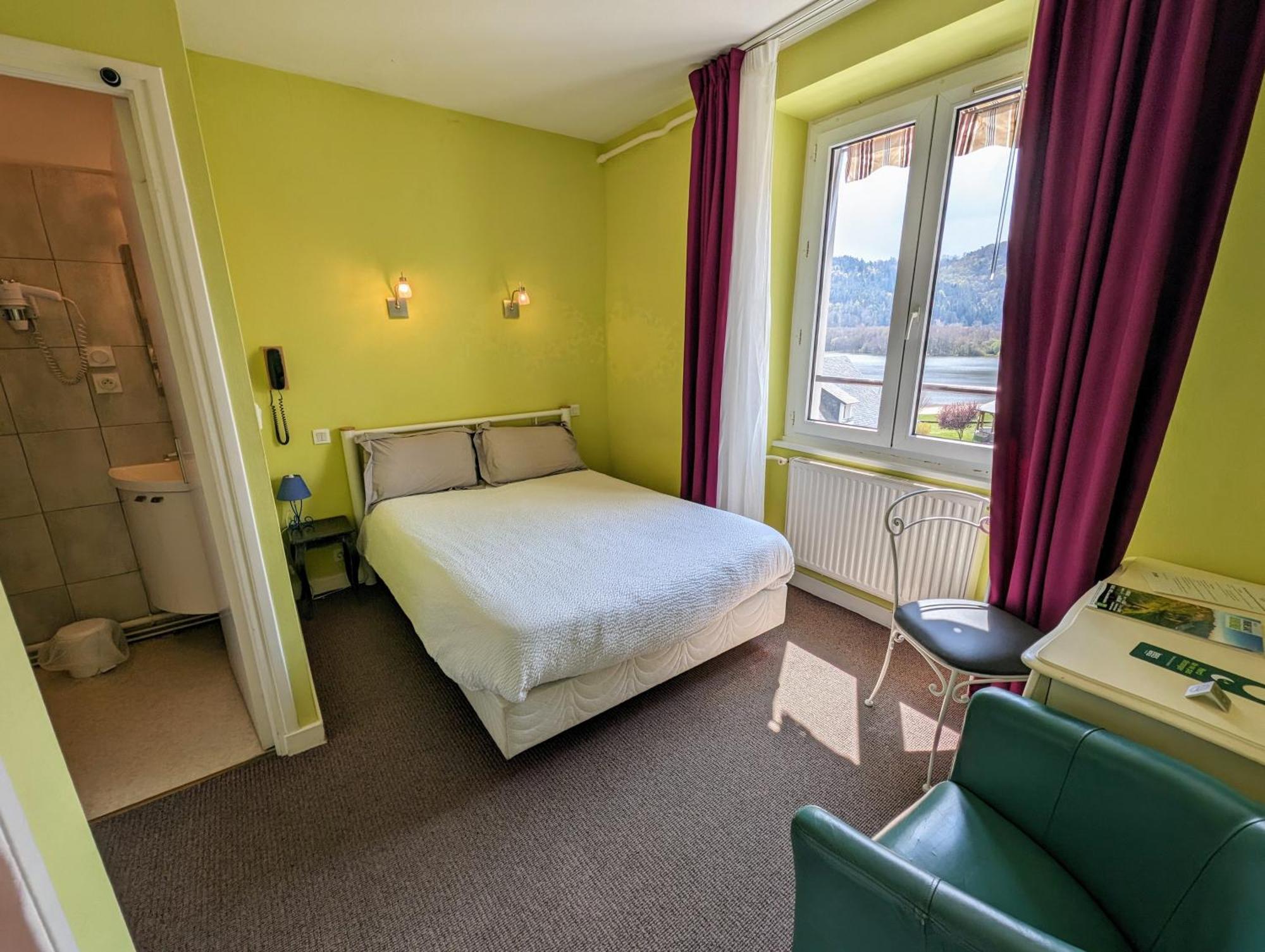 Hotel Logis Le Beau Site à Chambon-sur-Lac Extérieur photo