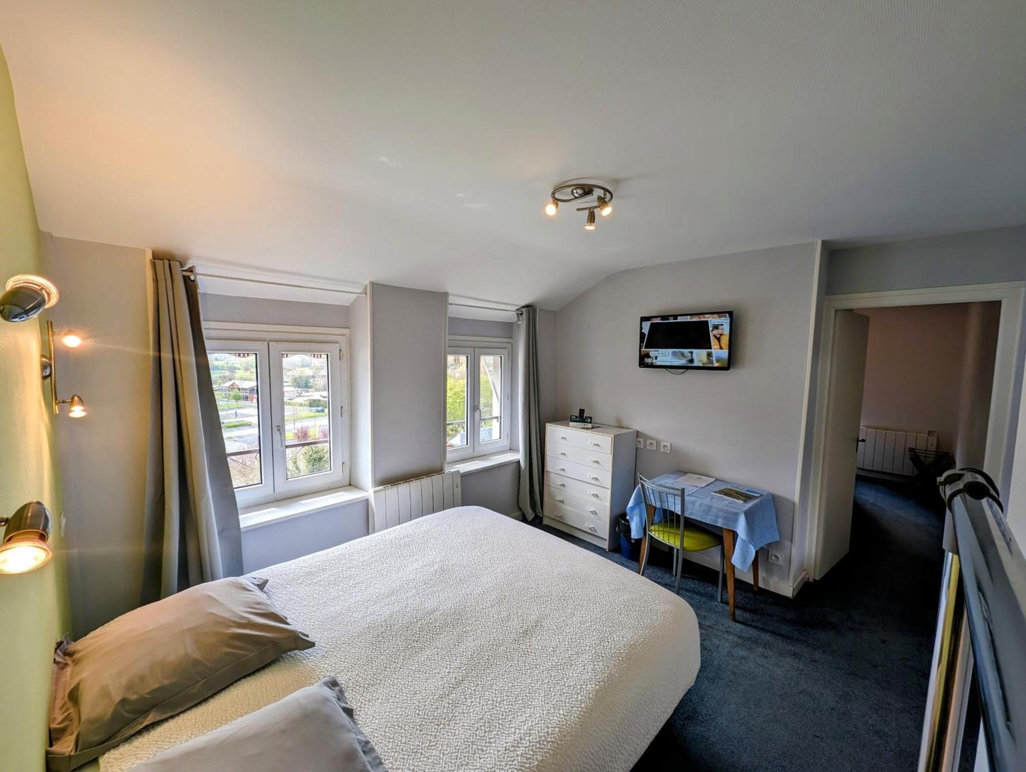 Hotel Logis Le Beau Site à Chambon-sur-Lac Extérieur photo