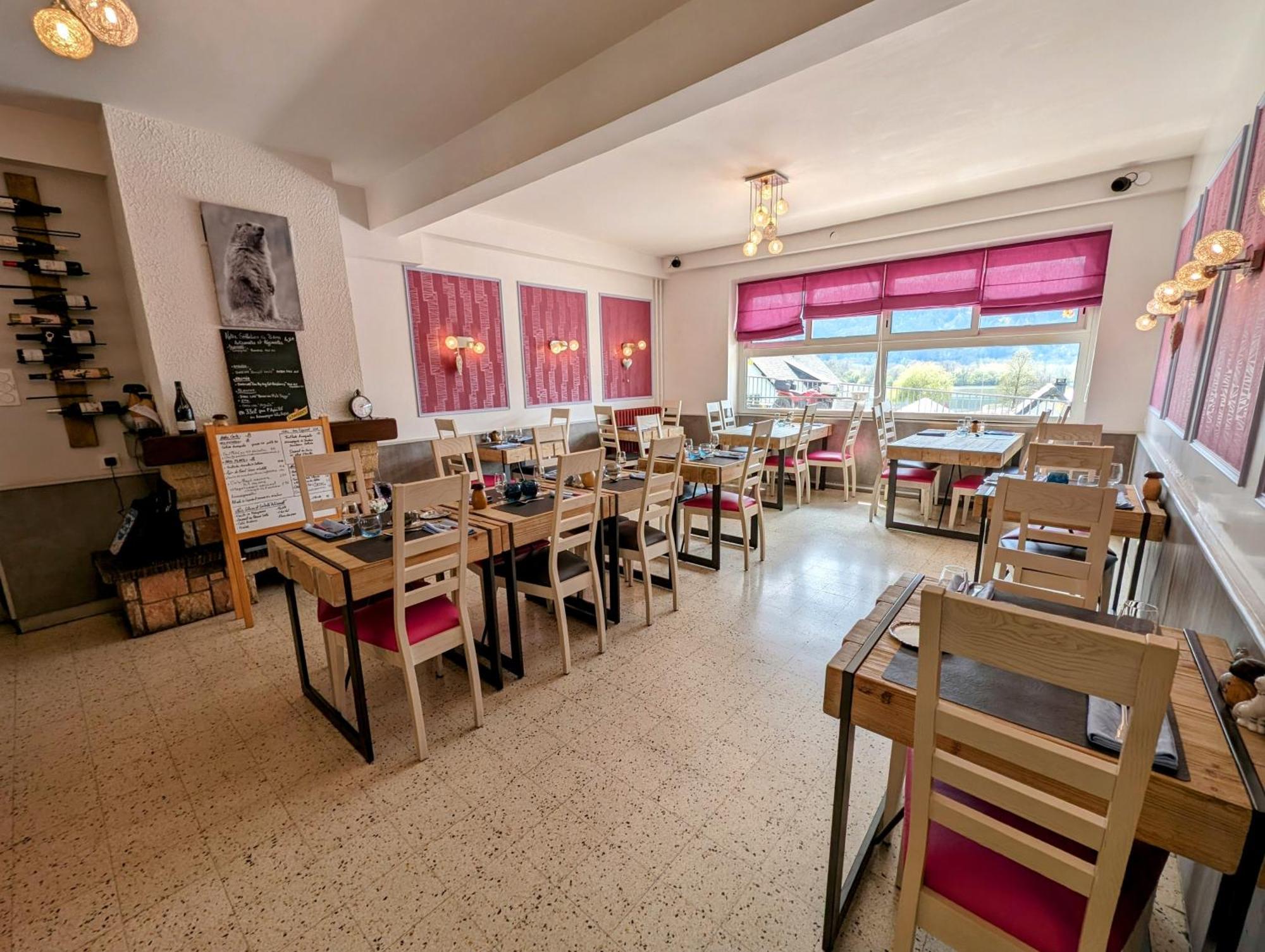 Hotel Logis Le Beau Site à Chambon-sur-Lac Extérieur photo