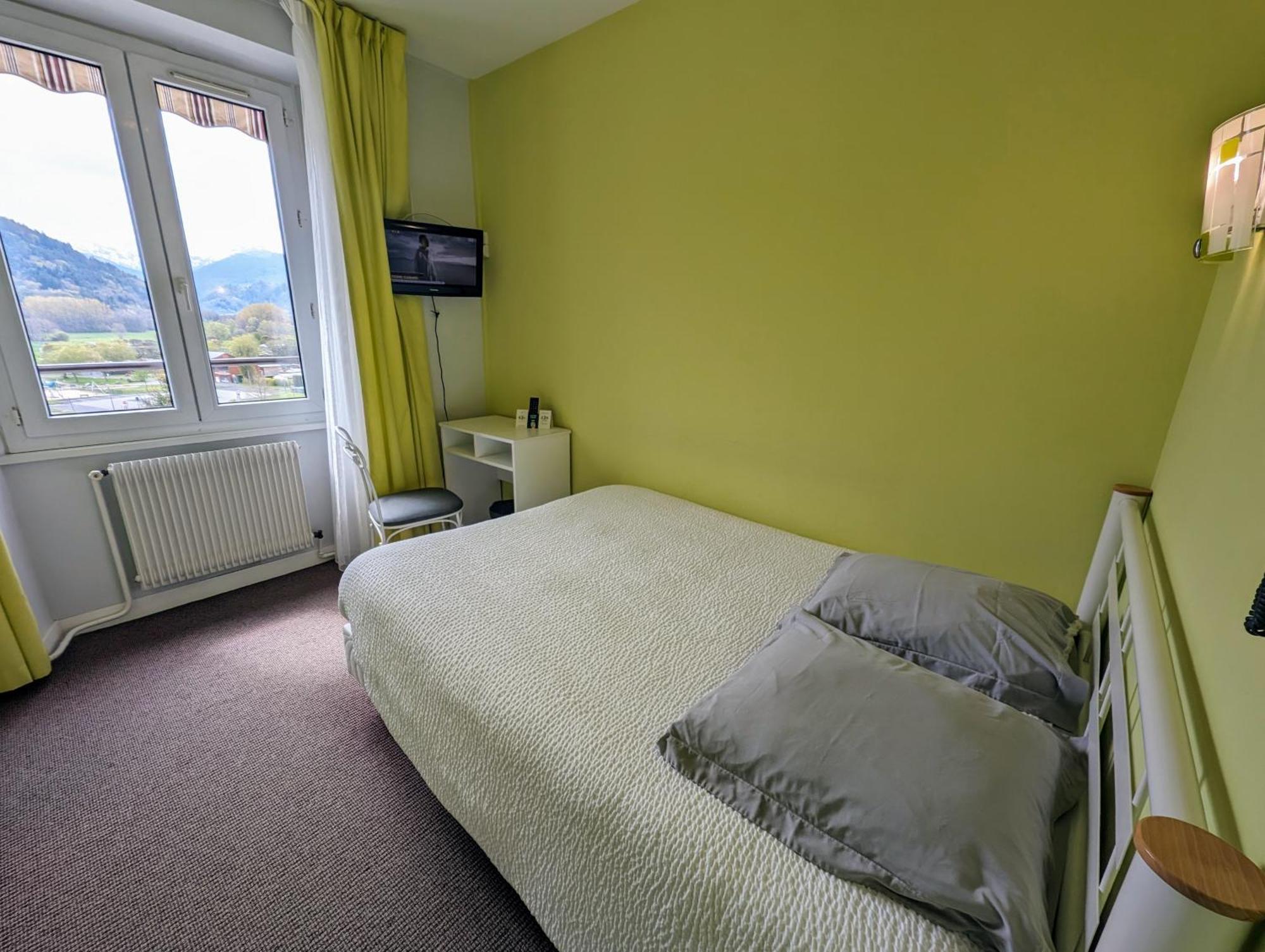 Hotel Logis Le Beau Site à Chambon-sur-Lac Extérieur photo
