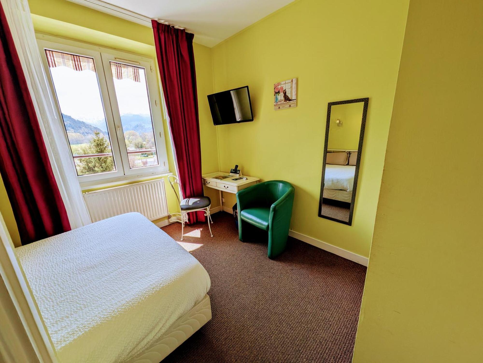 Hotel Logis Le Beau Site à Chambon-sur-Lac Extérieur photo