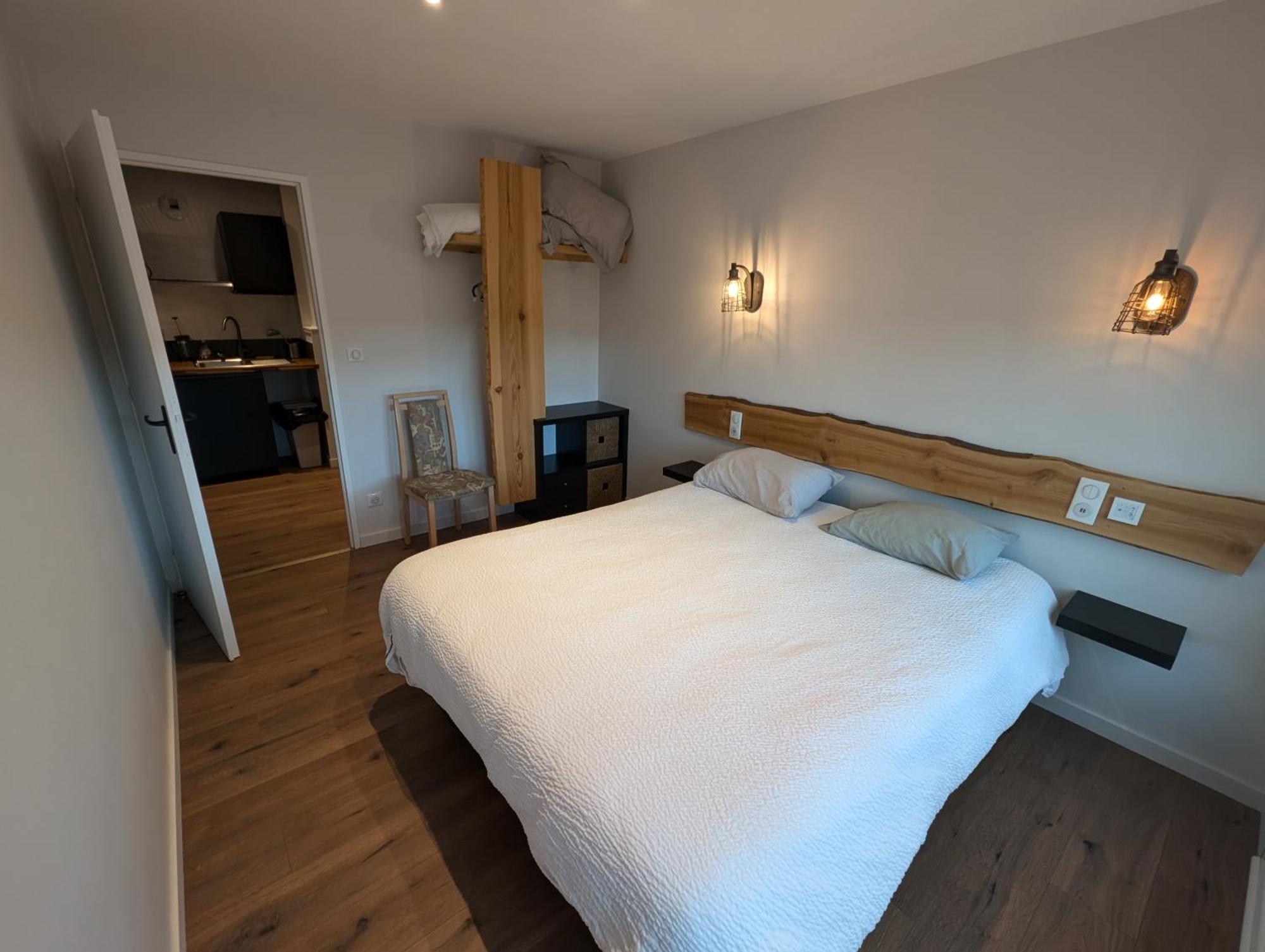 Hotel Logis Le Beau Site à Chambon-sur-Lac Extérieur photo