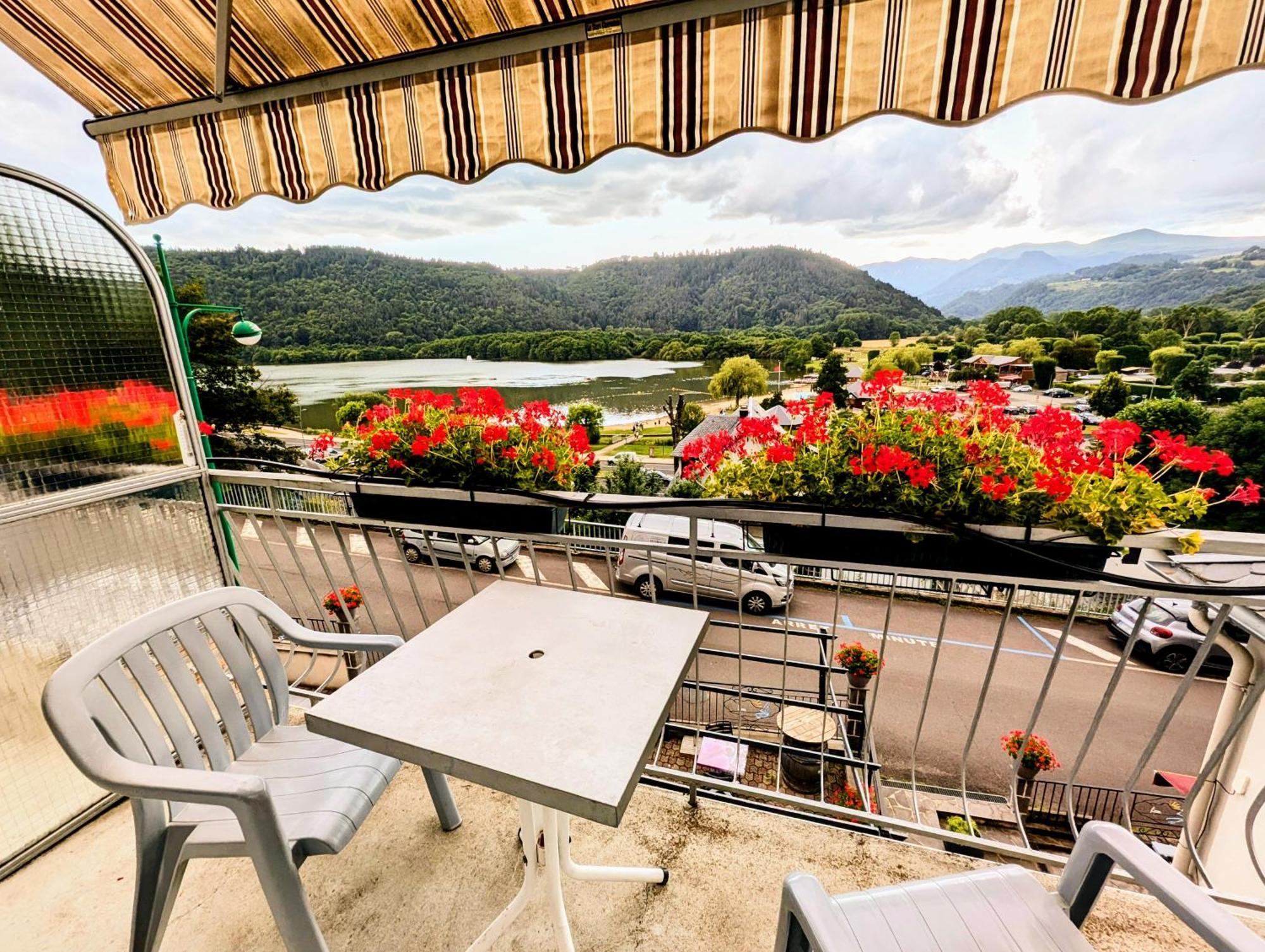 Hotel Logis Le Beau Site à Chambon-sur-Lac Extérieur photo