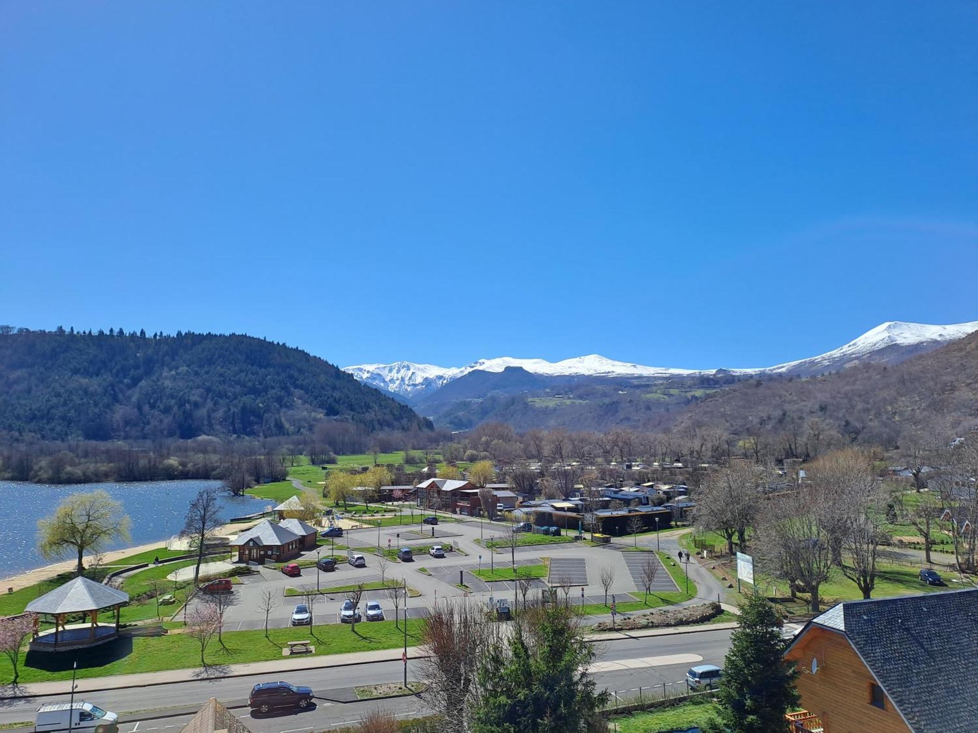 Hotel Logis Le Beau Site à Chambon-sur-Lac Extérieur photo