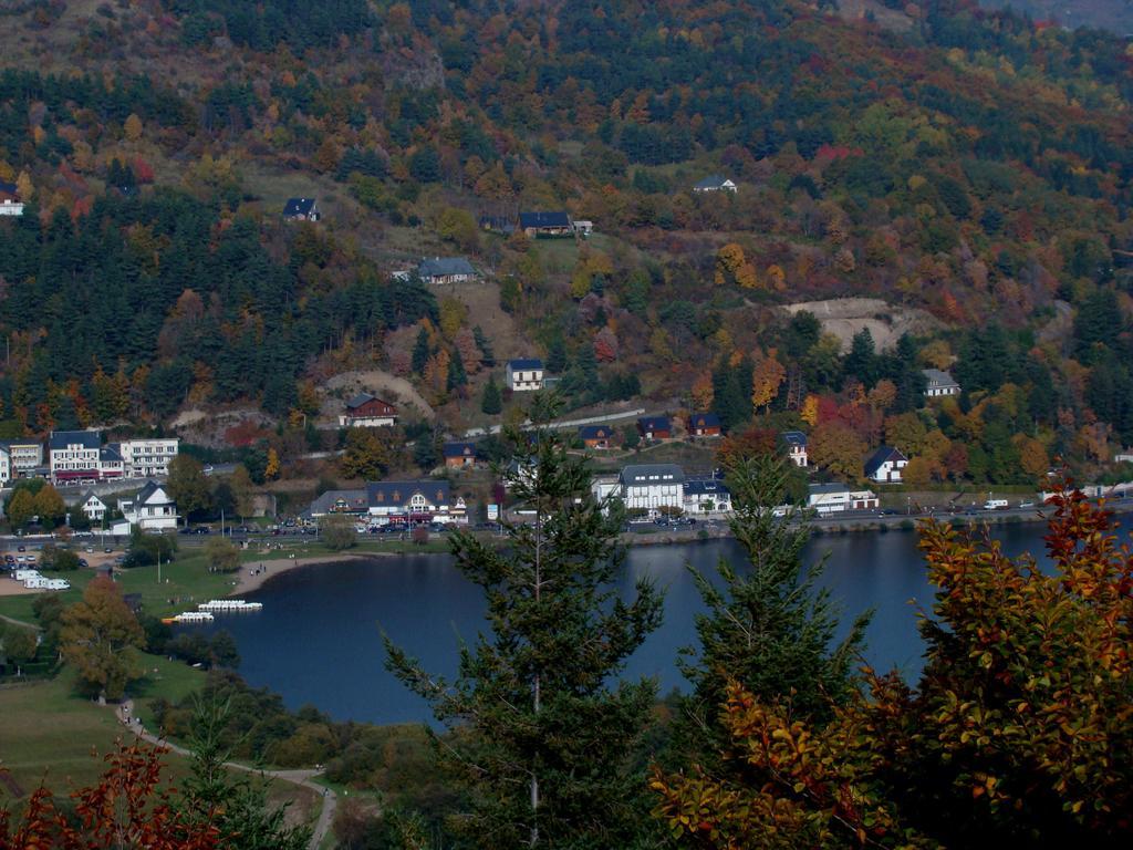 Hotel Logis Le Beau Site à Chambon-sur-Lac Extérieur photo